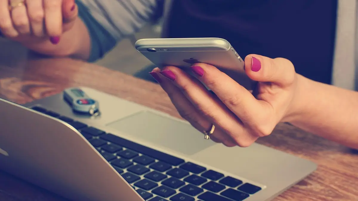 Rozliczanie pracowniczych urlopów i delegacji - praktyczny p